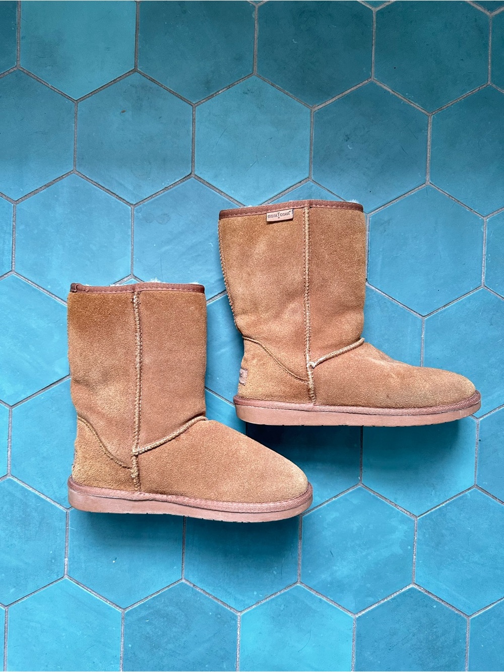 Minnetonka Suede Shearling lined Callahan short boot 8